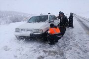 نجات بیش از ۱۲۰ خودرو از برف و کولاک محور اشنویه - پیرانشهر 