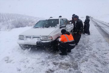 راهداران گیلان به ۷۷ خودروی گرفتار در برف امداد رسانی کردند