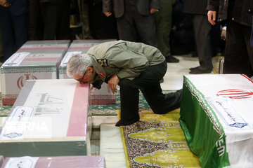 İslam İnkılabı Rehberi'nin Şehit General Süleymani'nin cenaze namazını kılmasından kareler