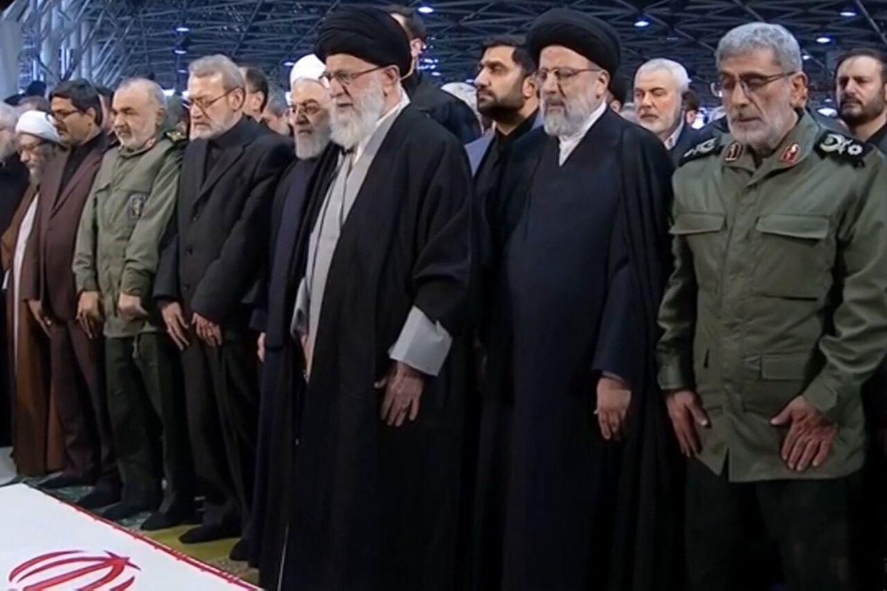 В Тегеране состоялся намаз под предстоятельством Лидера в похоронах генерала Сулеймани