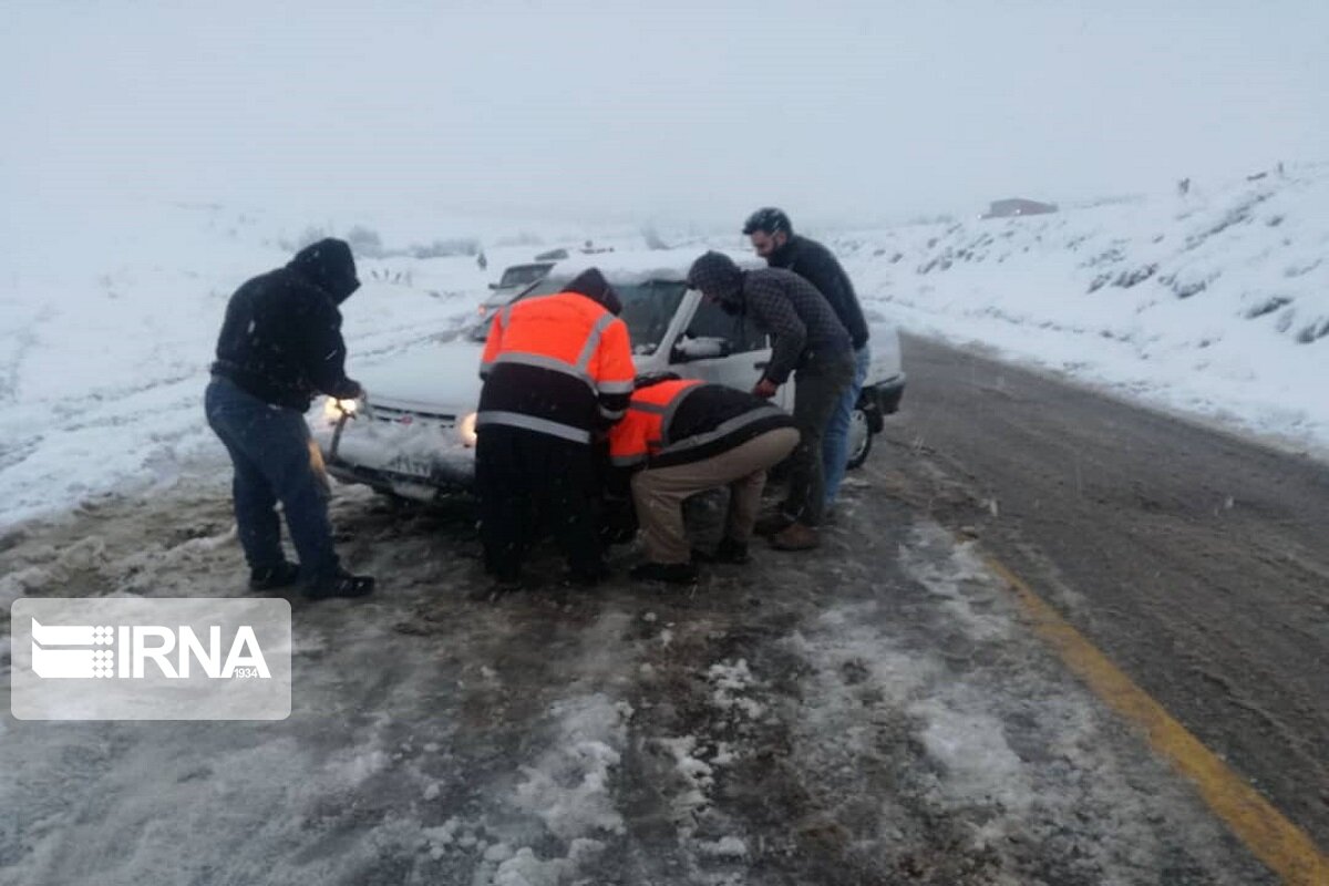 ۳۵مسافر گرفتار برف در جغتای امدادرسانی شدند ۳۵مسافر گرفتار برف در جغتای امدادرسانی شدند