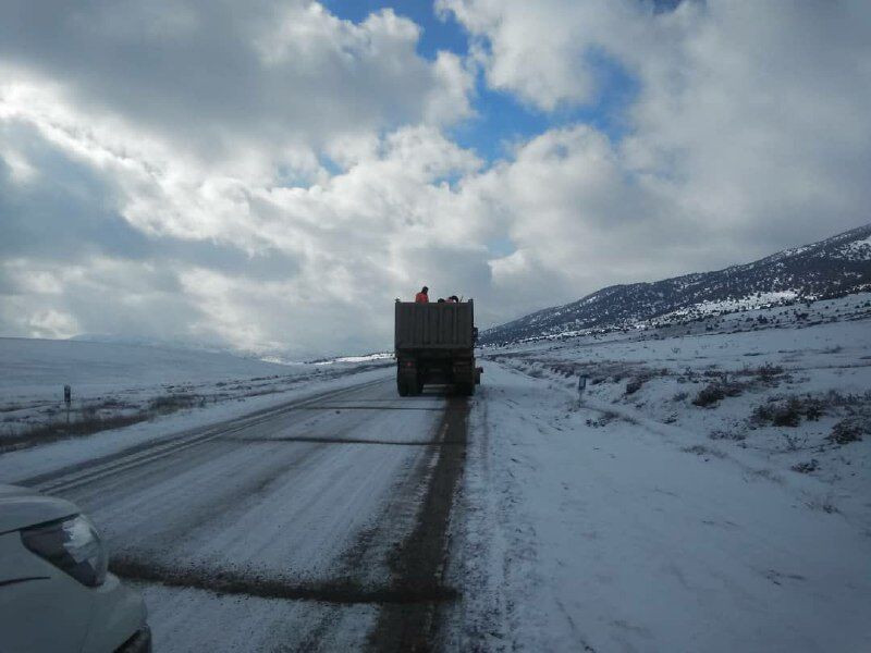 بارش برف راه ارتباطی 50 روستای کهگیلویه و بویراحمد را مسدود کرد