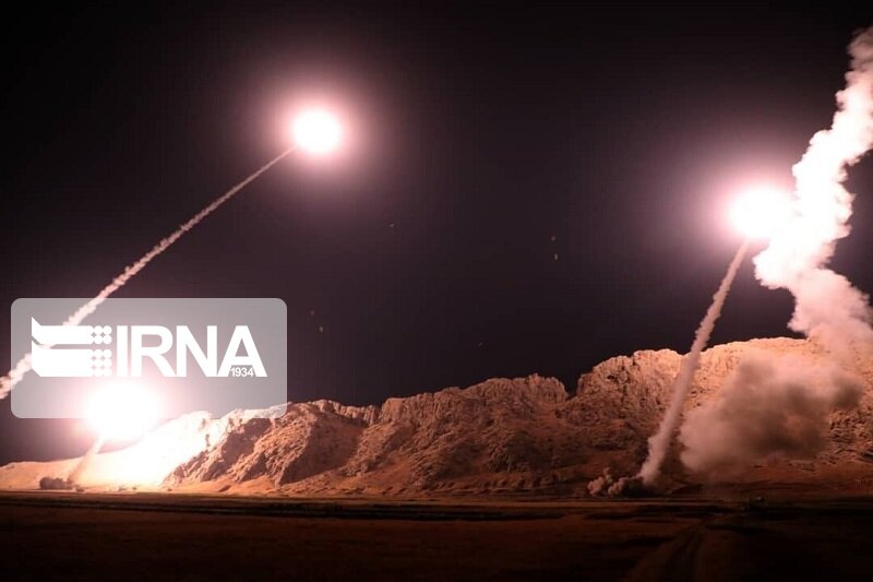 تکبیر و نماز شکر عراقی ها به دنبال حمله موشکی ایران 