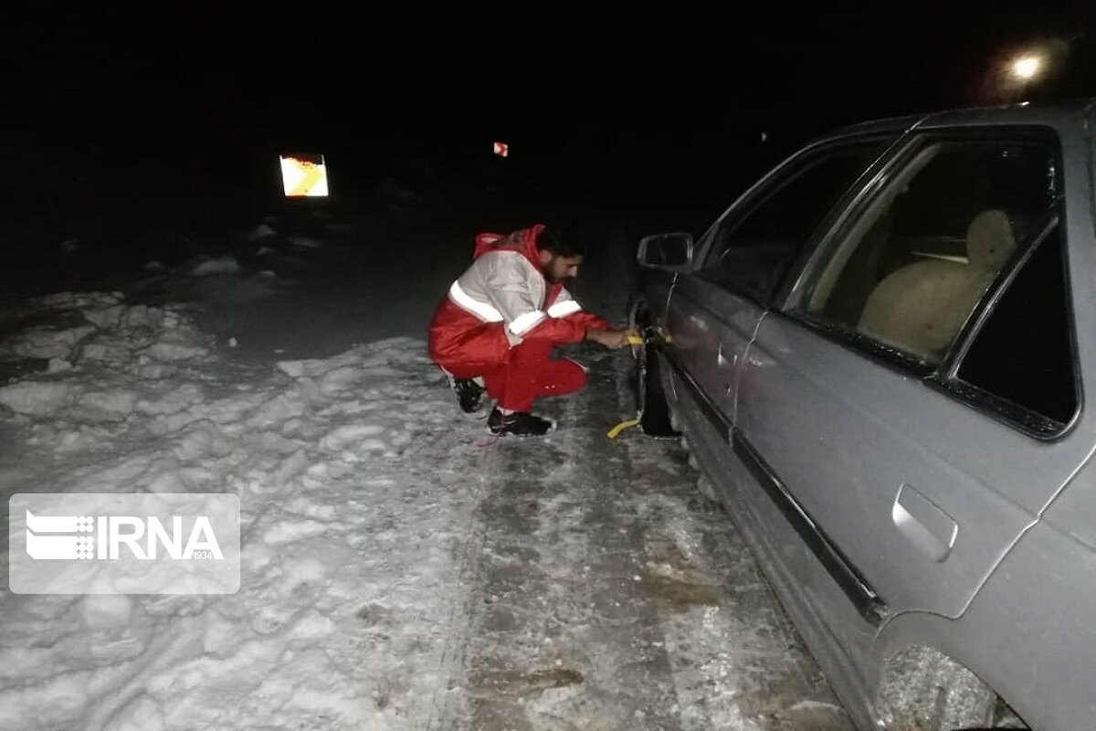 ۲۵ خانواده گرفتار در برف جاده‌های کوهستانی گرگان نجات یافتند 