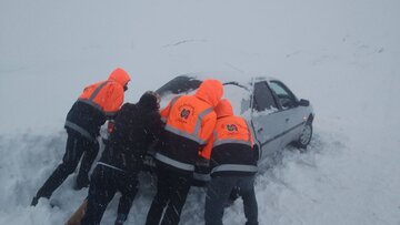راهداری دامغان به ۱۶ خودرو گرفتار در برف امدادرسانی کرد