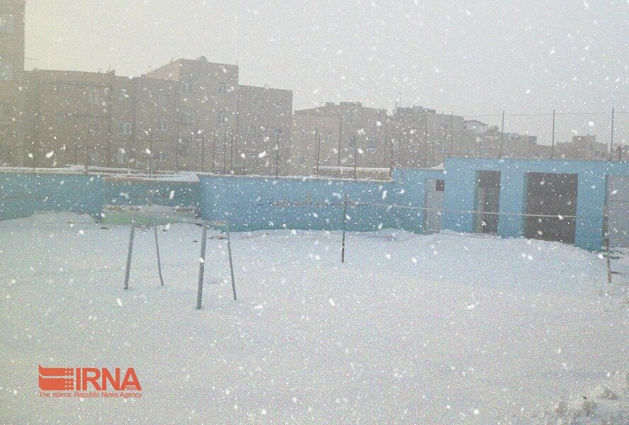 بارش برف اغلب مدارس استان زنجان را تعطیل کرد