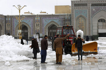 بارش نخستین برف زمستانی در حرم مطهر رضوی