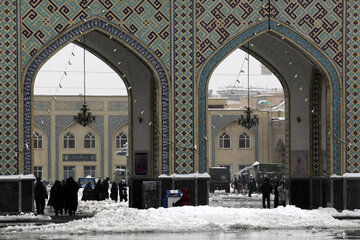 بارش نخستین برف زمستانی در حرم مطهر رضوی