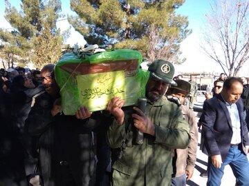 پیکر یکی از شهدای سقوط هواپیما در شیراز به خاک سپرده شد