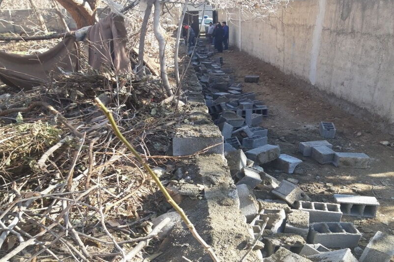 دیوار ۱۰۰ متری غیرمجاز در باغات کن تخریب شد