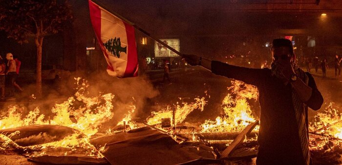 جوانان معترض به بانک مرکزی لبنان حمله کردند