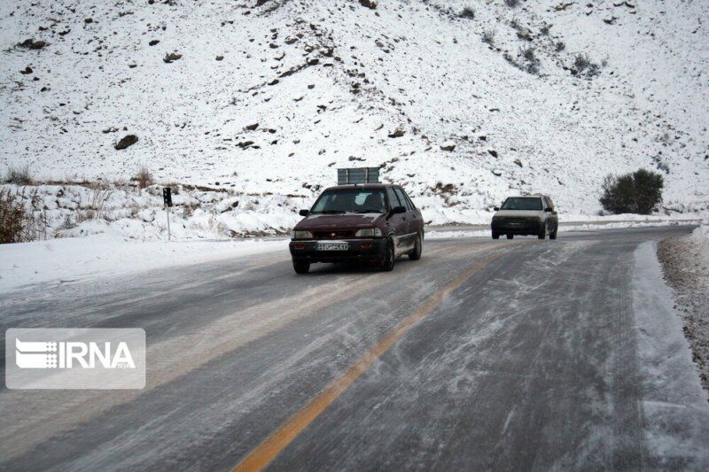 تداوم بارش برف و باران در جاده‌های ۱۳ استان