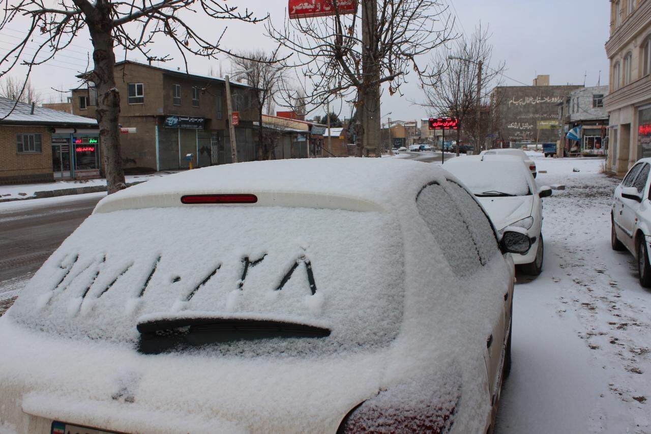 برف موجب کندی تردد خودروها در خلخال شد

