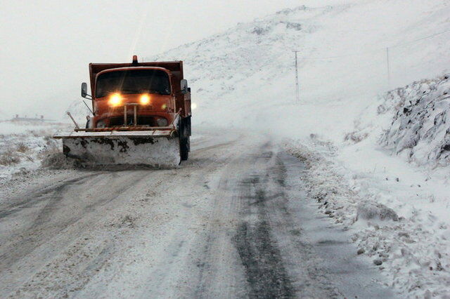 بارش برف راه ارتباطی ۱۴ روستای بخش اشترینان را مسدود کرد