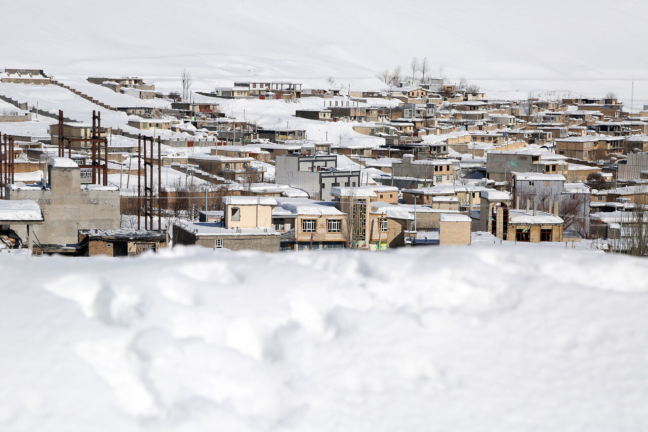 بارش برف در کوهرنگ تعدادی از خانه‌های روستایی را تخریب کرد
