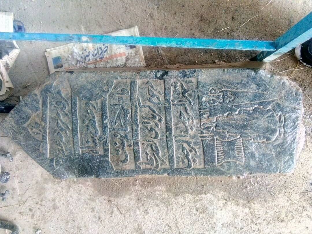 سنگهای تاریخی قبر در چناران کشف شد