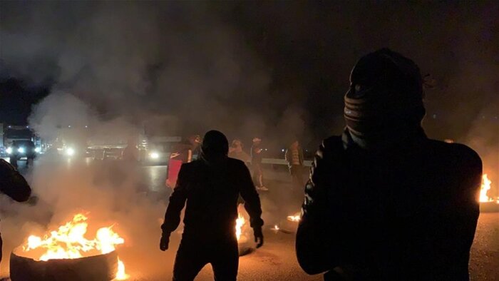 معترضان در استان واسط عراق جاده گذرگاه مرزی مهران را بستند
