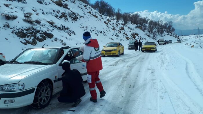 امدادرسانی به ۱۵۰ گردشگر گرفتار در برف منطقه تاراز