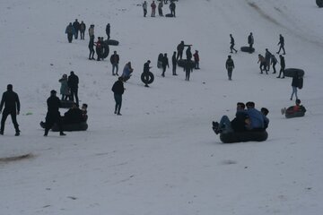 شادی و نشاط زمستانی مردم میاندوآب در ارتفاعات پارک جنگلی