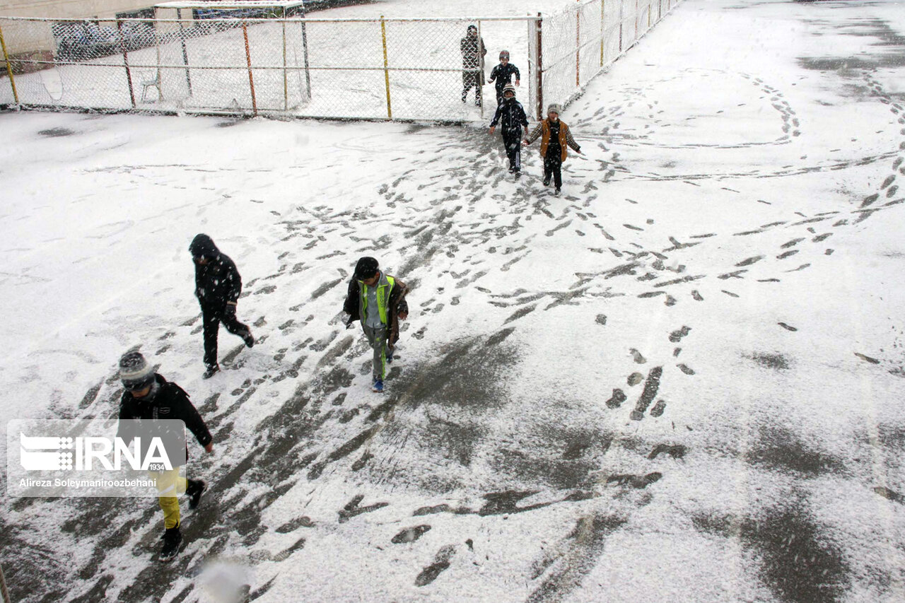 مدارس کردستان فردا به دلیل بارش برف تعطیل شد/آغاز به کار ادارات با ۲ ساعت تاخیر