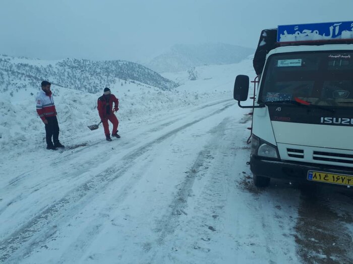 نجات ۱۰۴ مسافر گرفتار در برف منطقه تاراز خوزستان