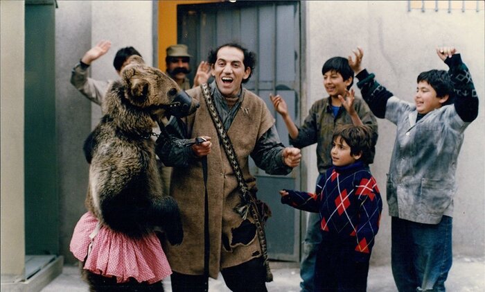 یک مرد یک خرس فیلمی به کارگردانی، نویسندگی و تهیه‌کنندگی مسعود جعفری جوزانی محصول سال ۱۳۷۱ است