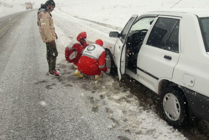 هلال احمر کهگیلویه وبویراحمد به 302 خودروی گرفتار در برف کمک کرد