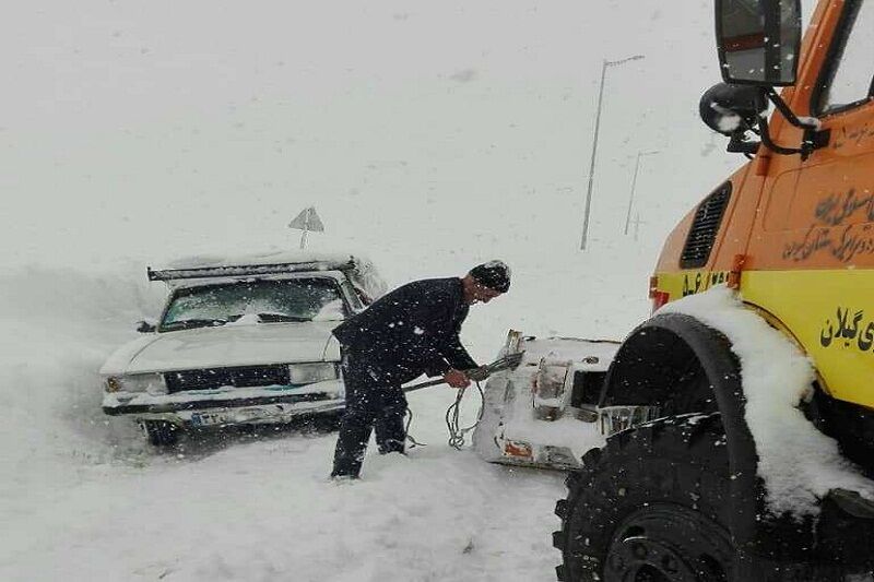 امدادرسانی راهداری تالش به ۲۳۰ خودرو گرفتار در کولاک