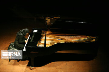 Mitra Kotte plays piano in Tehran