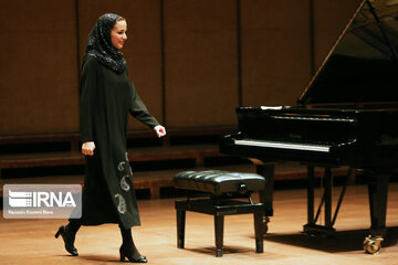 Mitra Kotte plays piano in Tehran