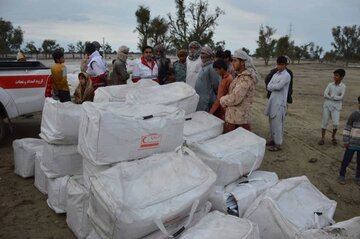 کمک های مردمی به سیل زدگان شرق هرمزگان