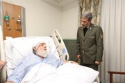  وزیر دفاع از نماینده ولی فقیه در بنیاد شهید عیادت کرد