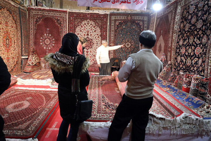 گره بر تار و پود عشق با هنرمندی ۳۰ هزار فرشباف زنجانی