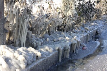 یخ زدگی دریاچه مصنوعی تپه گردشگری چغا بروجرد بر اثر سرما