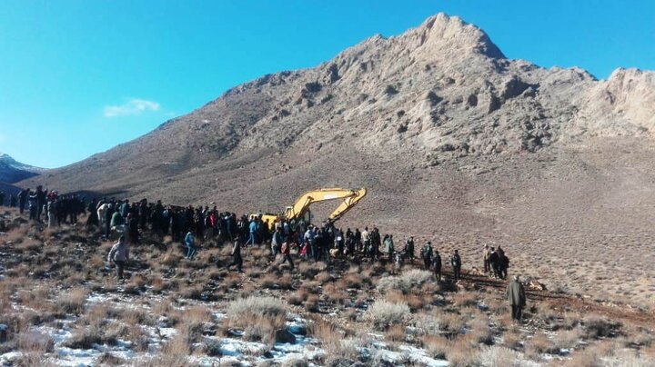 شهروندان مشکان نی ریز در کوهپایه جهسک حلقه انسانی تشکیل دادند - ایرنا