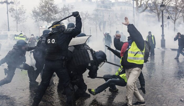 مشت آهنین پلیس فرانسه علیه آتش‌نشانان