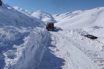 کولاک زمستانی همچنان در گردنه‌های مهاباد می‌تازد