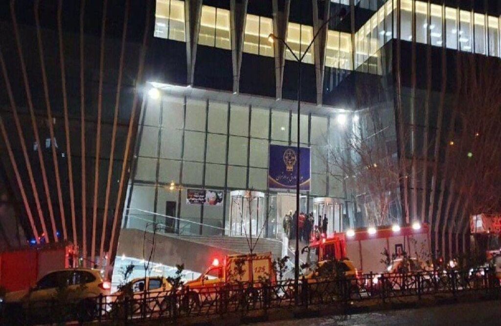 یک آتش نشان در آتش سوزی ساختمان شرکت بورس مصدوم شد