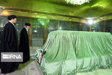 S Leader attends late Imam Khomeini's mausoleum