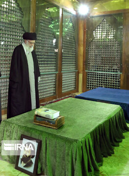 S Leader attends late Imam Khomeini's mausoleum