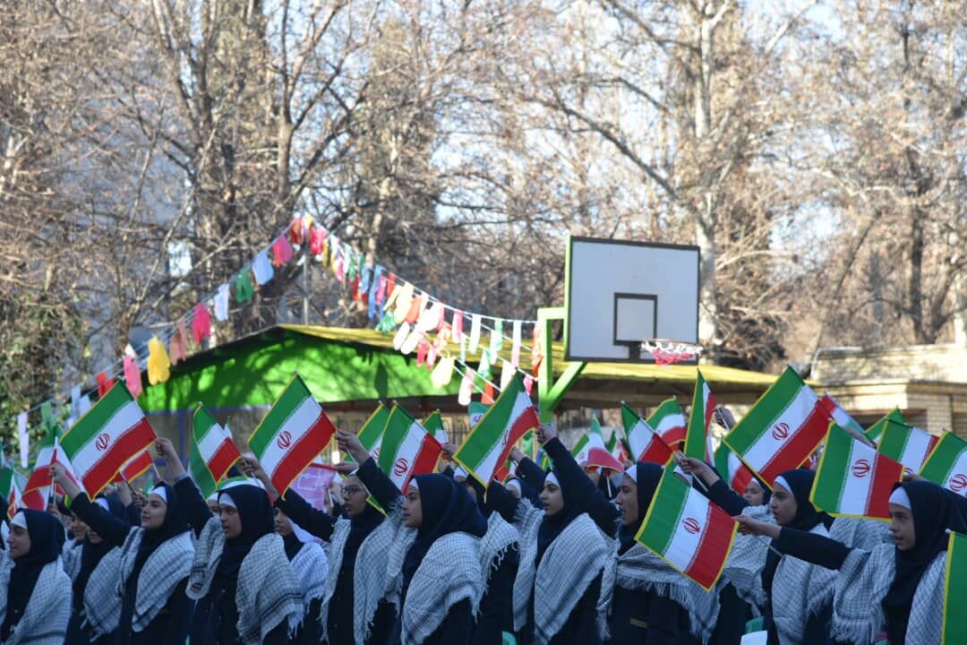 زنگ انقلاب در مدارس شیراز طنین‌انداز شد