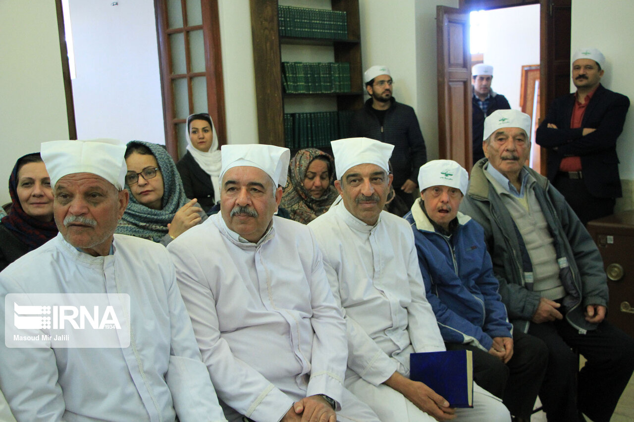 Le rite religieux des Zoroastriens de Yazd à l'occasion de l'anniversaire de la Révolution Islamique Le rite religieux des Zoroastriens de Yazd à l'occasion de l'anniversaire de la Révolution Islamique