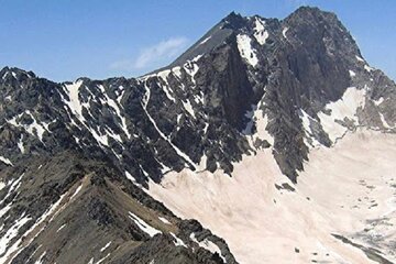 تیم ۱۰ نفره برای نجات کوهنورد شیرازی به علم کوه اعزام شد