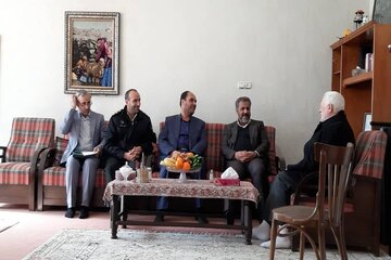 استاندار قزوین با خانواده شهید مهین خاکی دیدار کرد