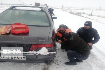 کمک راهداران خراسان شمالی به ۵۰ خودرو گرفتار در برف