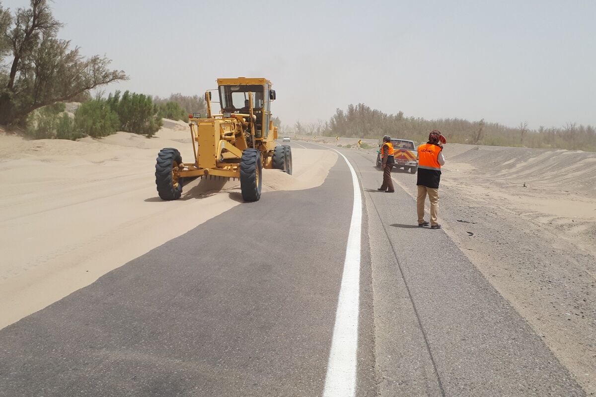  ۱۷ هزار متر مکعب ماسه بادی از سطح راه‌های منطقه سیستان جمع‌آوری شد