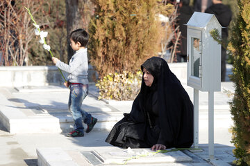 عطرافشانی گلزار شهدا در بهشت رضا (ع) مشهد