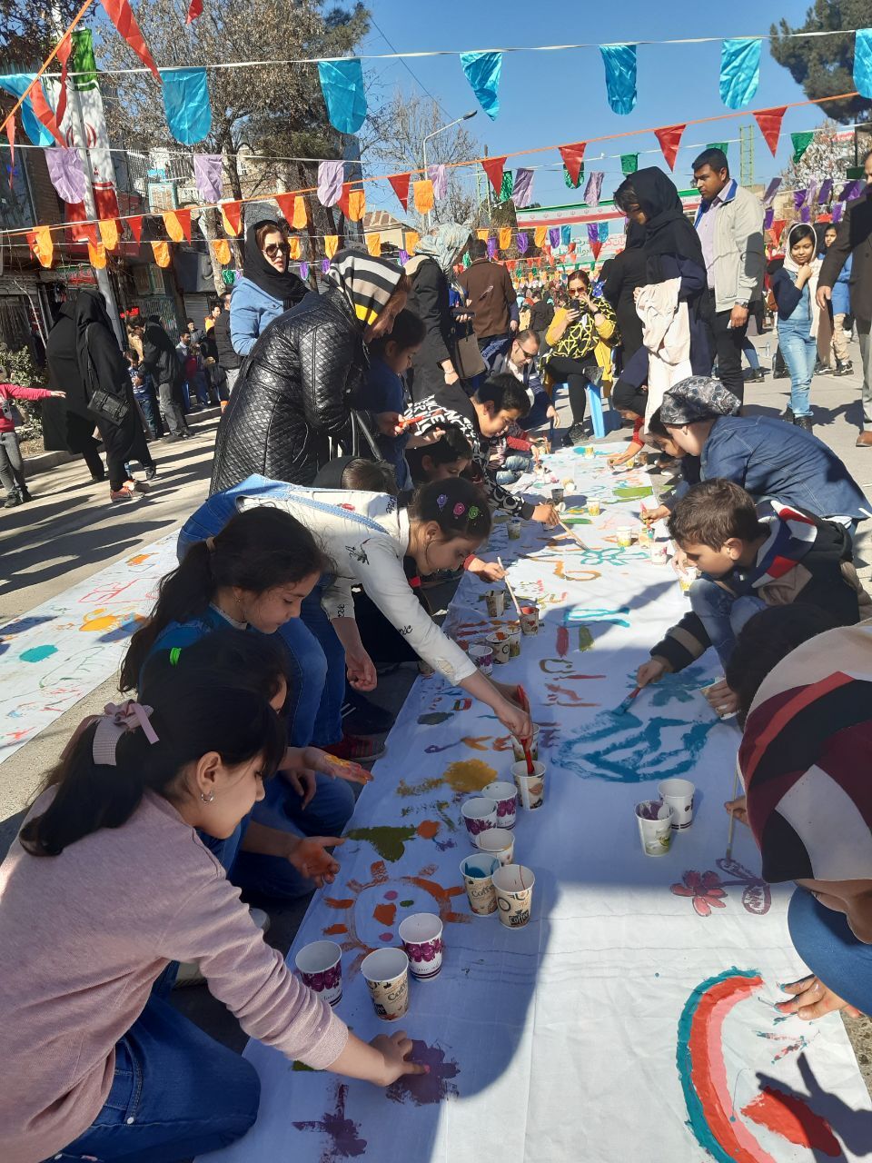 ۵۰۰ کودک خیابان امام خمینی (ره) نیشابور را تبدیل به بوم نقاشی کردند