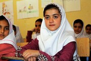 دسترنج نوجوان بستکی در دستان کودکان سیل‌زده سیستان وبلوچستان