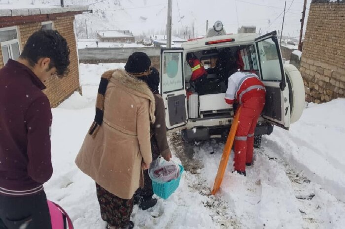 ۲ مادر باردار روستایی در اشنویه از محاصره برف نجات یافتند